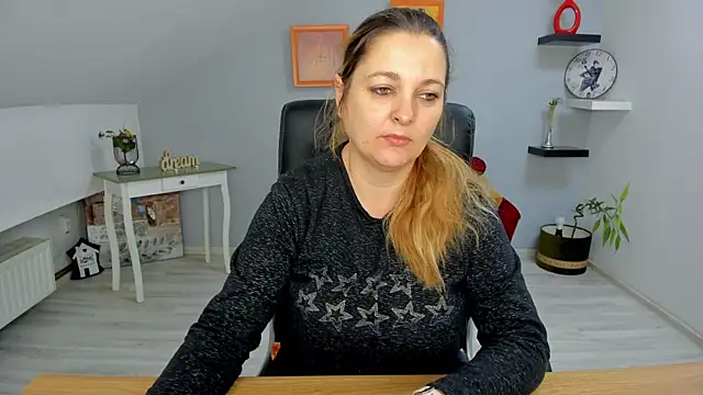 Snapshot of LollaGirl chatting on 01-15-25, 04:15 LollaGirl online show from 01-15-25, 04:15