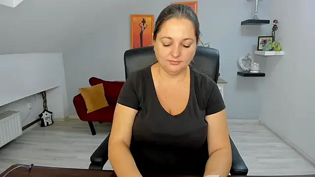 LollaGirl online show from 10-08-25, 03:15