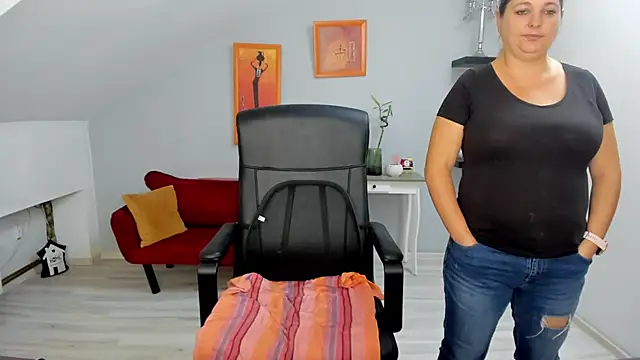 LollaGirl online show from 10-09-25, 03:37