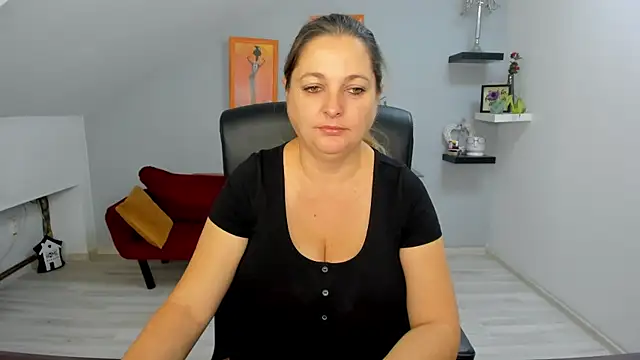 LollaGirl online show from 10-16-25, 03:18