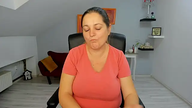 LollaGirl online show from 11-03-25, 04:25