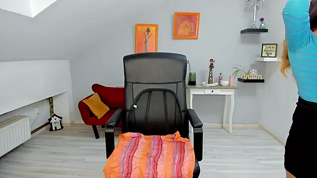 LollaGirl online show from 11-10-25, 04:22