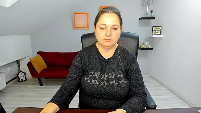 LollaGirl online show from 12-15-25, 04:28