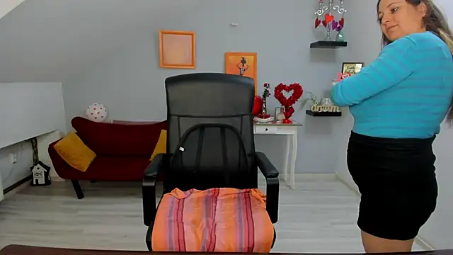 LollaGirl online show from 02-11-26, 04:28