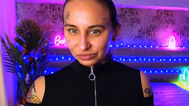 Snapshot of Cool_Freak_ chatting on 12-20-24, 12:27 Cool Freak online show from 12-20-24, 12:27