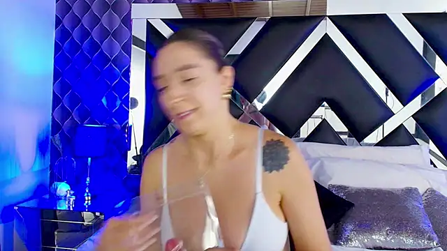 victoriaa lee  online show from 03-19-25, 01:54