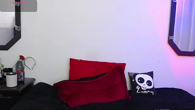 Amy Aloqua online show from 10-04-25, 03:43