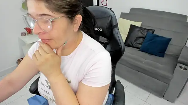 BellaFlaming online show from 02-17-25, 11:44