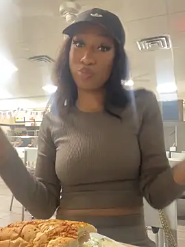 Snapshot of Iceblanca chatting on 10-18-25, 12:02 Iceblanca online show from 10-18-25, 12:02