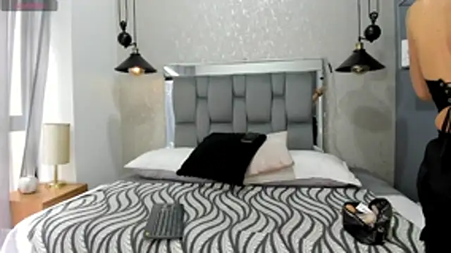 mia thompsonn  online show from 06-19-26, 02:10