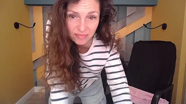Snapshot of EllaLong chatting on 04-03-26, 11:30 EllaLong online show from 04-03-26, 11:30