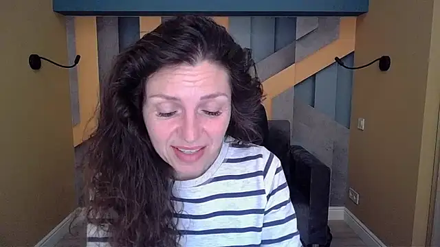 Snapshot of EllaLong chatting on 04-04-26, 11:29 EllaLong online show from 04-04-26, 11:29