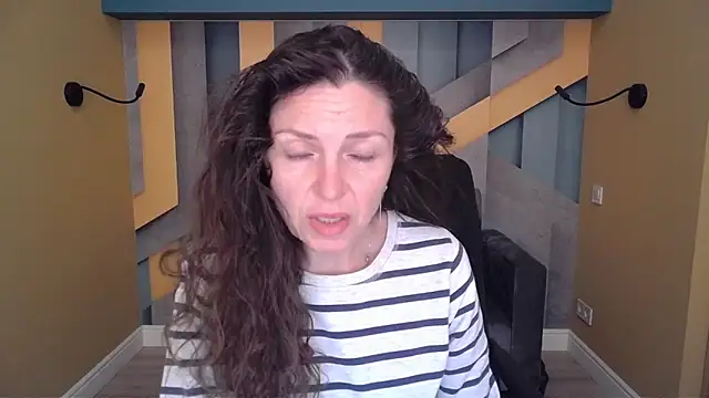 Snapshot of EllaLong chatting on 04-05-26, 11:18 EllaLong online show from 04-05-26, 11:18