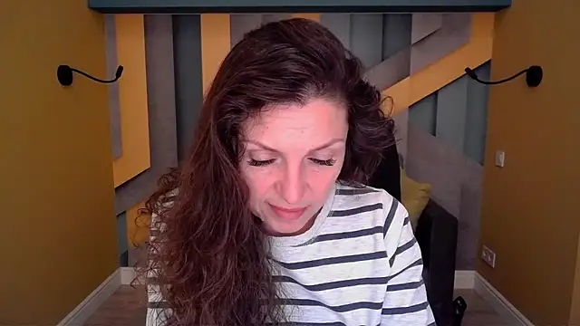 Snapshot of EllaLong chatting on 04-07-26, 11:32 EllaLong online show from 04-07-26, 11:32