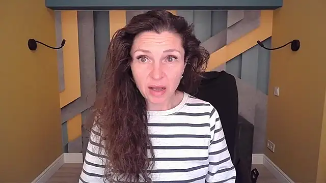 Snapshot of EllaLong chatting on 04-08-26, 11:32 EllaLong online show from 04-08-26, 11:32