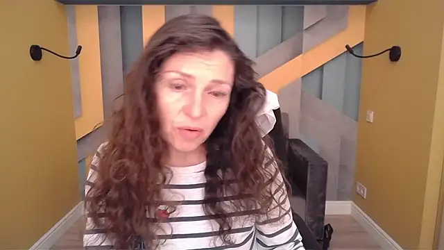 Snapshot of EllaLong chatting on 04-12-26, 11:37 EllaLong online show from 04-12-26, 11:37