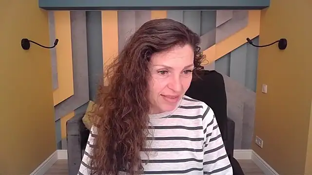 Snapshot of EllaLong chatting on 04-14-26, 11:27 EllaLong online show from 04-14-26, 11:27