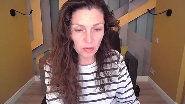 Snapshot of EllaLong chatting on 04-15-26, 11:28 EllaLong online show from 04-15-26, 11:28