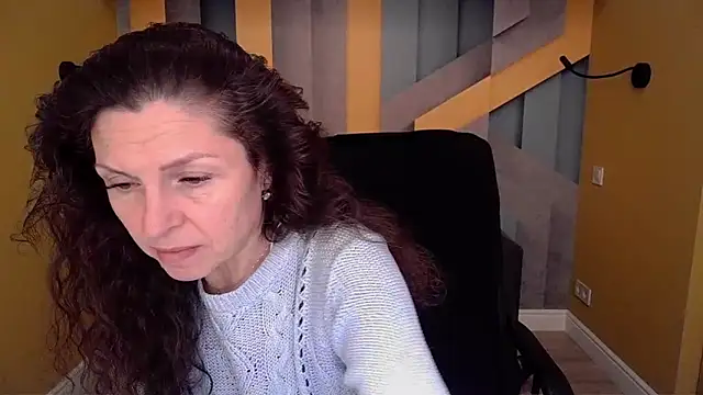 Snapshot of EllaLong chatting on 04-17-26, 11:13 EllaLong online show from 04-17-26, 11:13