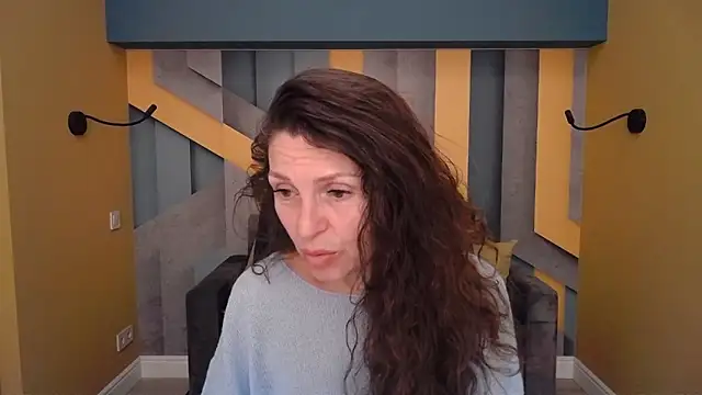 Snapshot of EllaLong chatting on 04-25-26, 11:24 EllaLong online show from 04-25-26, 11:24