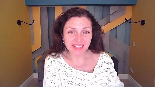 Snapshot of EllaLong chatting on 05-06-26, 11:26 EllaLong online show from 05-06-26, 11:26