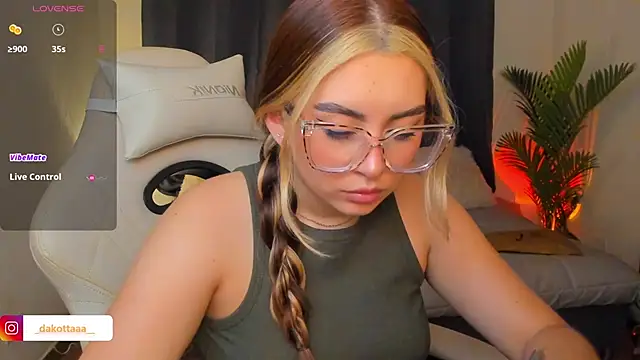 dakottaa  online show from 04-30-26, 01:12