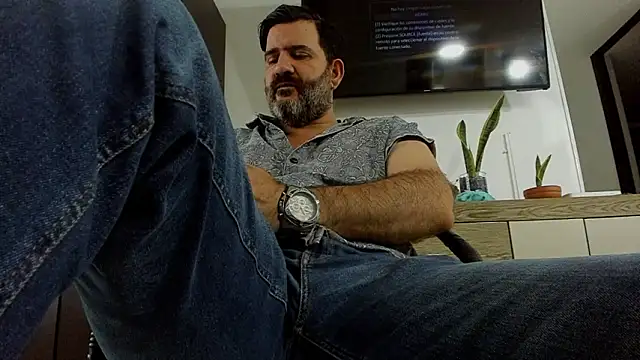 Snapshot of Maxi_TheBigDaddy chatting on 03-18-26, 01:36 Maxi TheBigDaddy online show from 03-18-26, 01:36