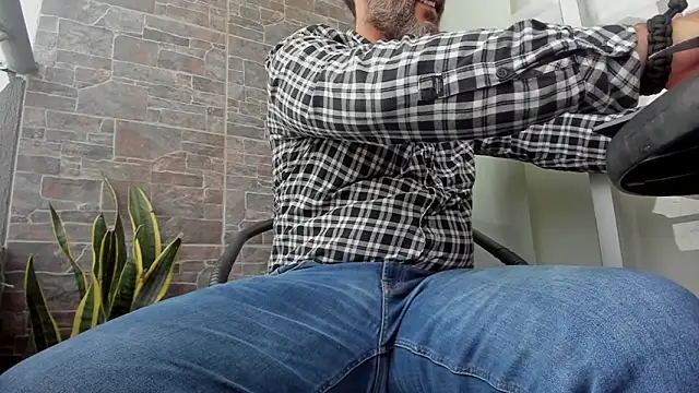 Snapshot of Maxi_TheBigDaddy chatting on 03-19-26, 12:53 Maxi TheBigDaddy online show from 03-19-26, 12:53