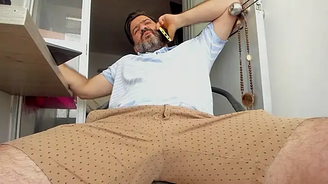 Snapshot of Maxi_TheBigDaddy chatting on 03-21-26, 04:32 Maxi TheBigDaddy online show from 03-21-26, 04:32