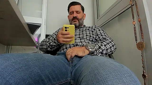 Snapshot of Maxi_TheBigDaddy chatting on 03-25-26, 01:28 Maxi TheBigDaddy online show from 03-25-26, 01:28