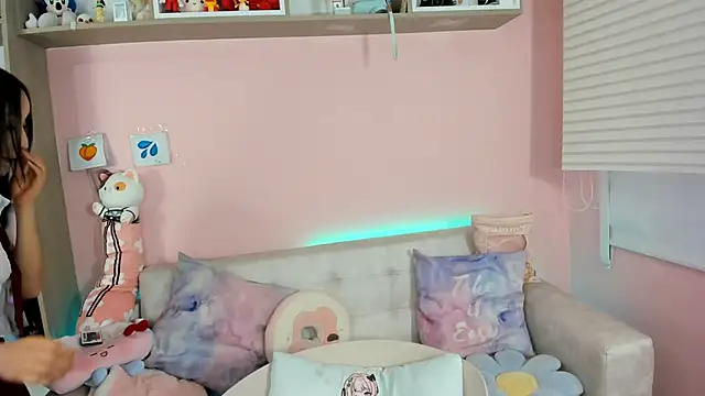 tinysara online show from 11-06-25, 04:19