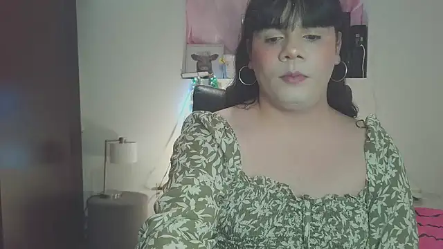 Snapshot of Violetacam_05 chatting on 01-19-25, 05:15 Violetacam 05 online show from 01-19-25, 05:15