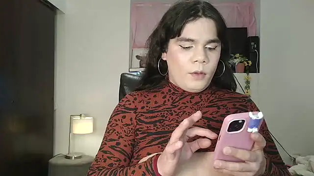 Snapshot of Violetacam_05 chatting on 01-22-25, 03:52 Violetacam 05 online show from 01-22-25, 03:52