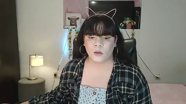 Snapshot of Violetacam_05 chatting on 01-24-25, 03:00 Violetacam 05 online show from 01-24-25, 03:00