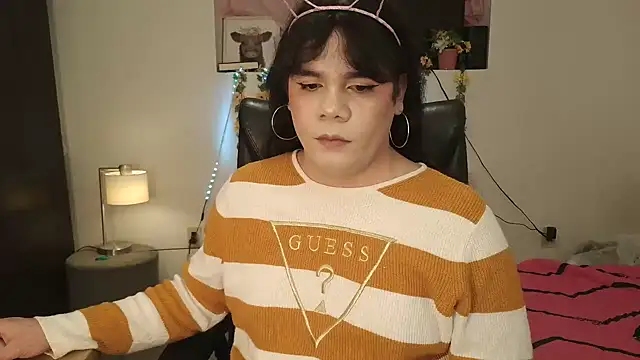 Snapshot of Violetacam_05 chatting on 02-01-25, 03:41 Violetacam 05 online show from 02-01-25, 03:41