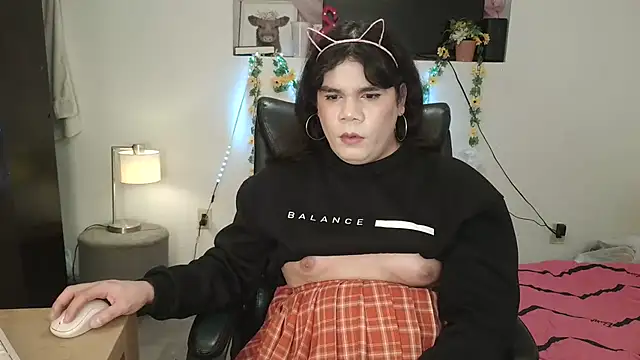 Snapshot of Violetacam_05 chatting on 02-02-25, 10:35 Violetacam 05 online show from 02-02-25, 10:35