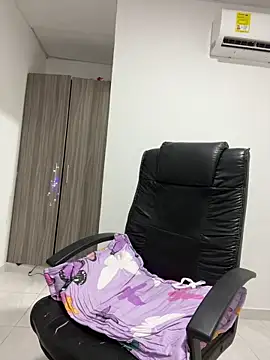 Snapshot of Violetacam_05 chatting on 09-18-25, 05:20 Violetacam 05 online show from 09-18-25, 05:20