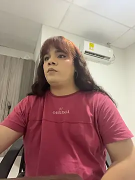 Snapshot of Violetacam_05 chatting on 10-24-25, 06:32 Violetacam 05 online show from 10-24-25, 06:32