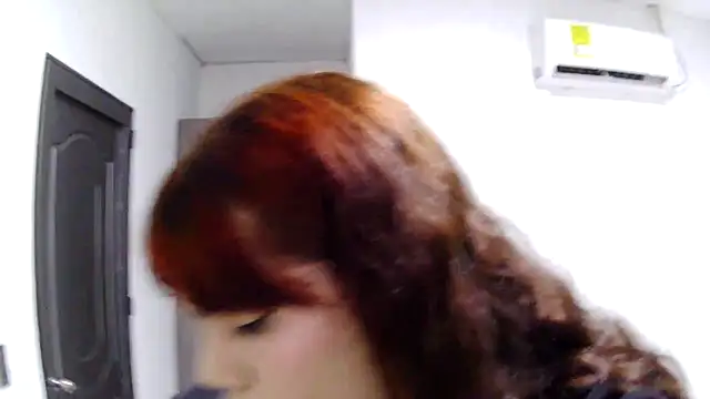 Snapshot of Violetacam_05 chatting on 10-25-25, 11:32 Violetacam 05 online show from 10-25-25, 11:32