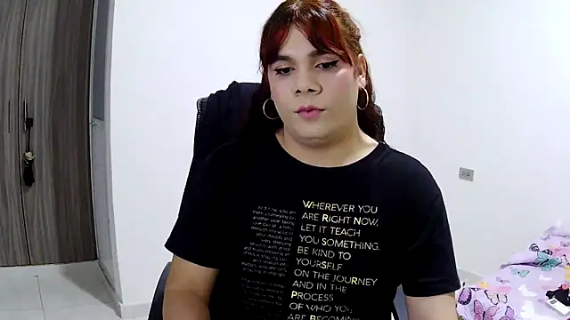 Snapshot of Violetacam_05 chatting on 10-31-25, 08:59 Violetacam 05 online show from 10-31-25, 08:59