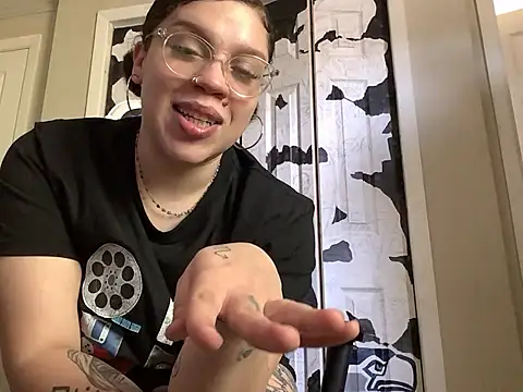 QueenNuttCollector online show from 05-03-26, 06:47
