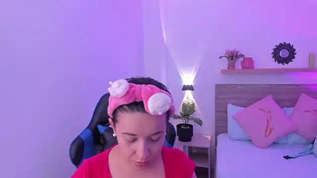 Snapshot of izaro22 chatting on 10-06-25, 12:46 izaro22 online show from 10-06-25, 12:46