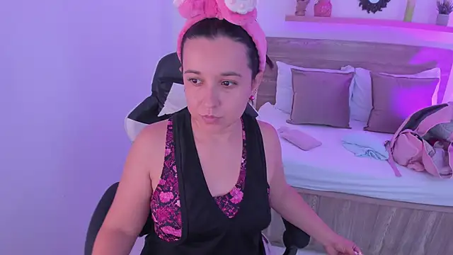 Snapshot of izaro22 chatting on 10-16-25, 01:23 izaro22 online show from 10-16-25, 01:23