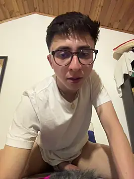 Snapshot of CamiRojas_boy chatting on 03-12-26, 03:45 CamiRojas boy online show from 03-12-26, 03:45