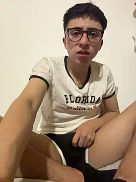 Snapshot of CamiRojas_boy chatting on 03-17-26, 03:44 CamiRojas boy online show from 03-17-26, 03:44