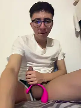 Snapshot of CamiRojas_boy chatting on 03-25-26, 03:23 CamiRojas boy online show from 03-25-26, 03:23