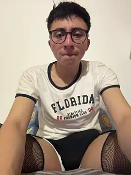 Snapshot of CamiRojas_boy chatting on 03-27-26, 03:45 CamiRojas boy online show from 03-27-26, 03:45