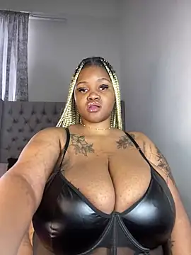 Snapshot of Yung-Missy chatting on 12-19-24, 04:56 Yung-Missy online show from 12-19-24, 04:56