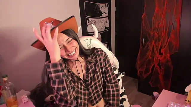 amber yull online show from 10-31-25, 01:28