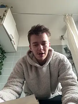 Snapshot of Toyjungee chatting on 02-12-26, 12:33 Toyjungee online show from 02-12-26, 12:33